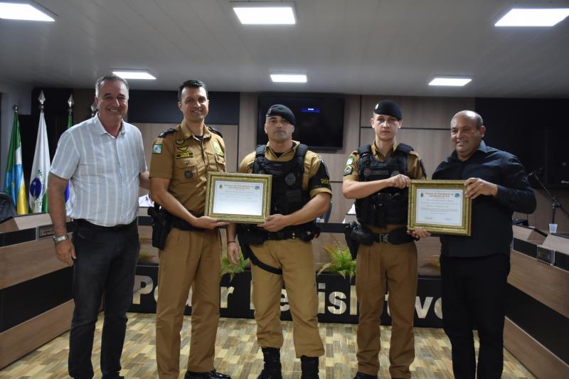 Soldados da PM recebem Moção de Aplausos da Câmara Municipal
